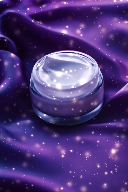 Crema facial nocturna mágica como humectante de belleza para la piel cosmético de spa de lujo y producto natural para el cuidado de la piel con brillo brillante festivo