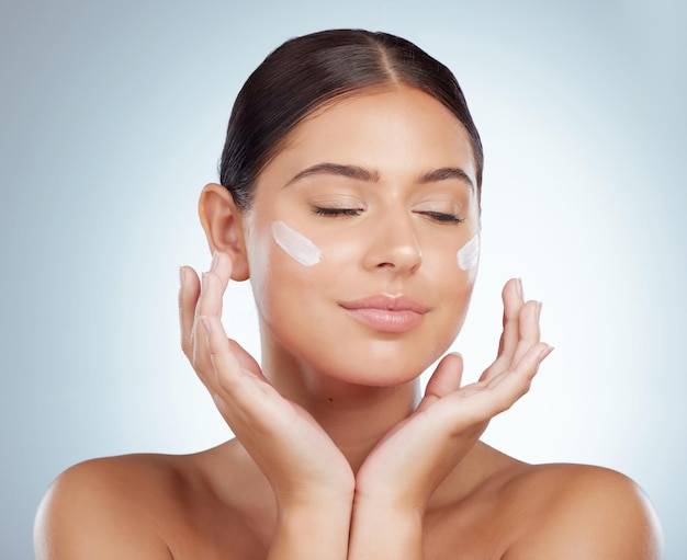 Crema facial para relajarse o mujer con cuidado de la piel en el estudio sobre fondo blanco con fundamento de brillo o brillo Loción facial natural ojos cerrados o modelo de chica con protector solar resultados de belleza o cosméticos