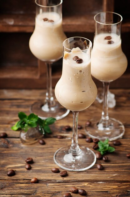 Crema fría con café y menta en la mesa de madera