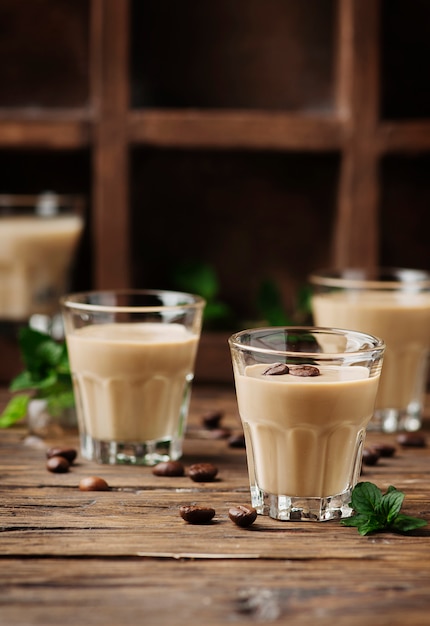 Crema fría con café y menta en la mesa de madera