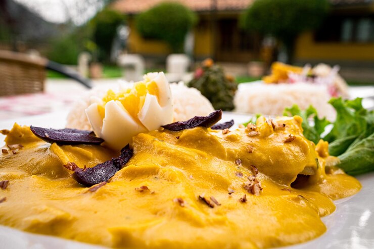 Crema con guindilla de pollo con aceitunas y huevo duro decorado