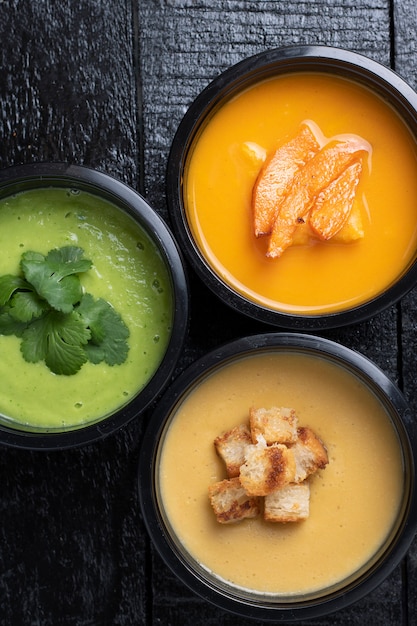 Crema de guisantes, crema de lentejas rojas y sin carne, sopa de verduras en tres cajas de comida