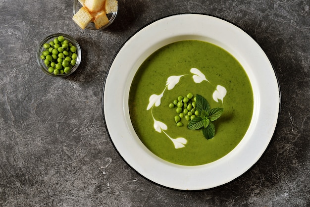 Crema de guisantes con menta