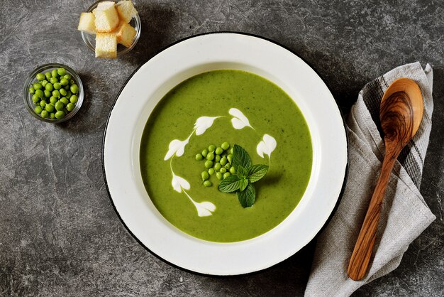 Crema de guisantes con menta