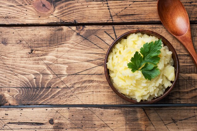 Crema hecha en casa puré de papas en un plato con perejil. copia espacio