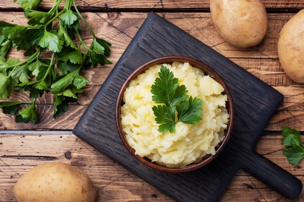 Crema hecha en casa puré de papas en un plato con perejil.