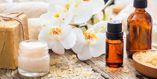 Crema hidratante y concepto de spa de orquídeas