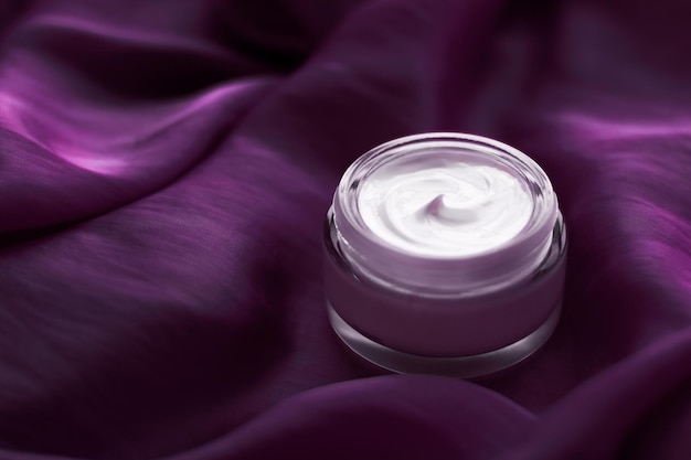 Crema hidratante facial de belleza para pieles sensibles, cosmética de spa de lujo y producto natural para el cuidado de la piel en tela de seda púrpura