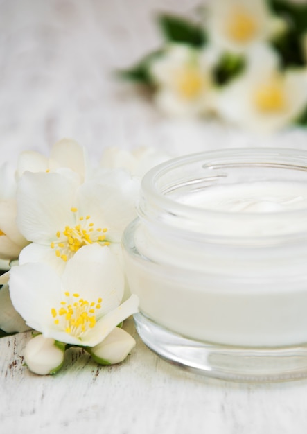 Crema hidratante facial y corporal con flores de jazmín.