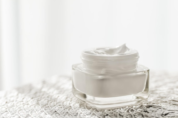 Crema hidratante facial en un frasco de cosméticos de lujo para el cuidado de la piel y productos antienvejecimiento orgánicos para la salud y la belleza