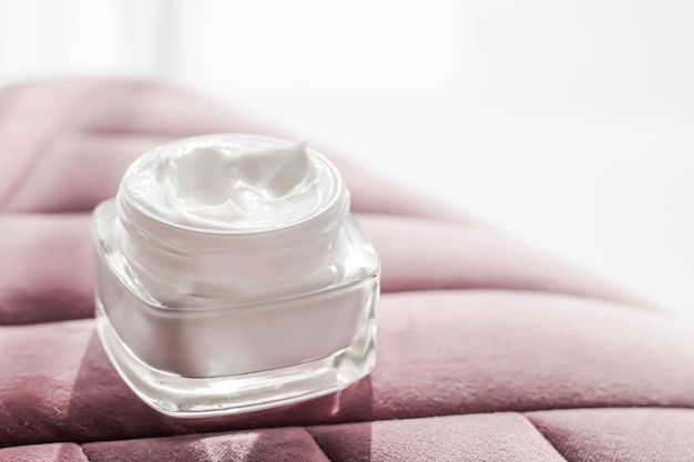 Crema hidratante facial en un frasco de cosméticos de lujo para el cuidado de la piel y productos antienvejecimiento orgánicos para la salud y la belleza