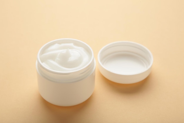 Crema hidratante facial en un frasco sobre fondo beige Cosméticos de lujo para el cuidado de la piel y productos antienvejecimiento para una piel saludable y una rutina de belleza