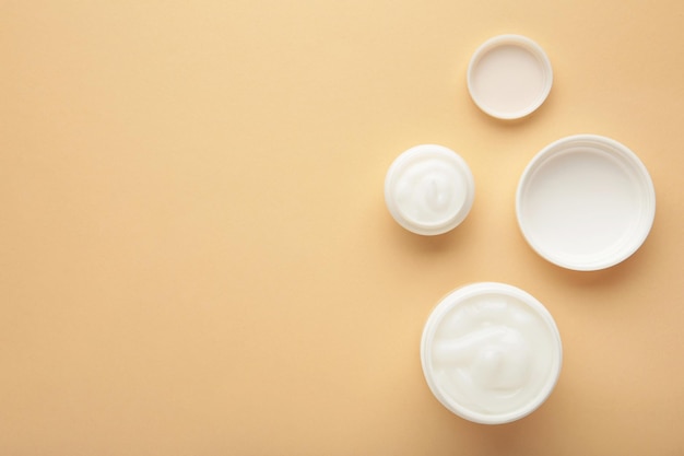 Crema hidratante facial en un frasco sobre fondo beige Cosméticos de lujo para el cuidado de la piel y productos antienvejecimiento para una piel saludable y una rutina de belleza