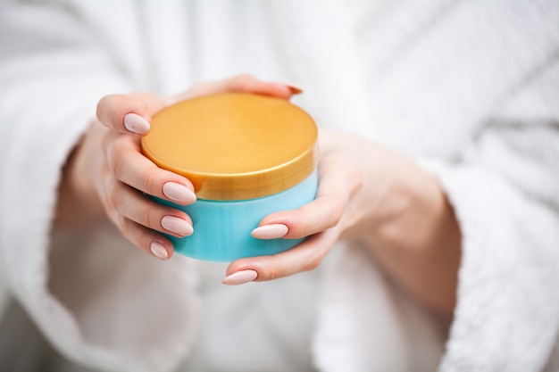 Crema hidratante para una mujer cara cuidado de la piel
