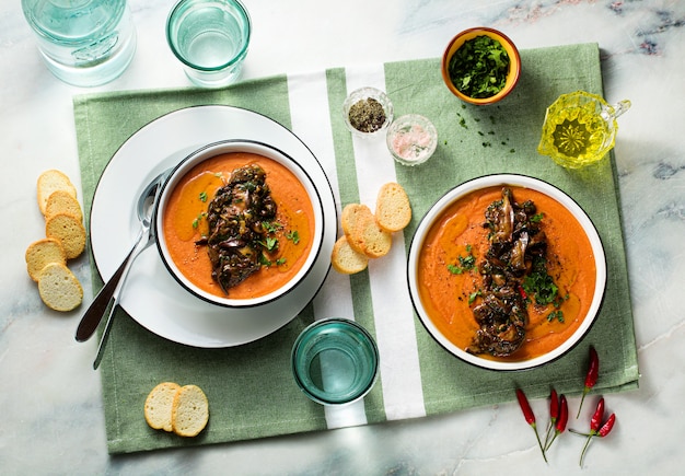 crema de lentejas rojas con tomate en la mesa. comida vegana saludable para toda la familia