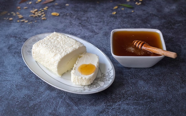 Crema de mantequilla y miel de pino para el desayuno turco