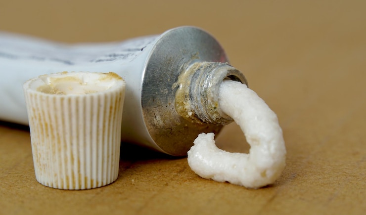 Foto crema medicinal caducada en un tubo sucio concepto de peligro y salud de cerca