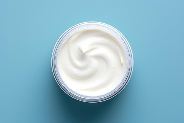 Crema o bálsamo para rostro, cuerpo y cabello sobre fondo azul.