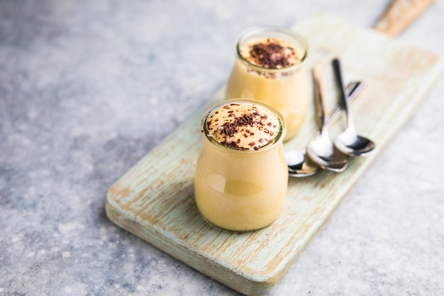 Crema pastelera en vasos con chocolate