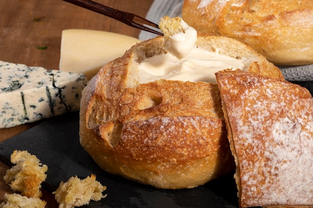 Crema de queso dentro de pan italiano con picatostes, fondue.