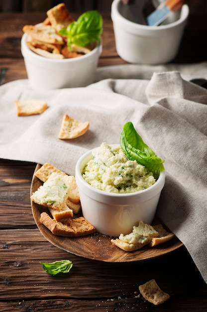 Crema de queso con parmesano y albahaca