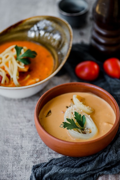 Crema de queso y sopa de tomate con verduras