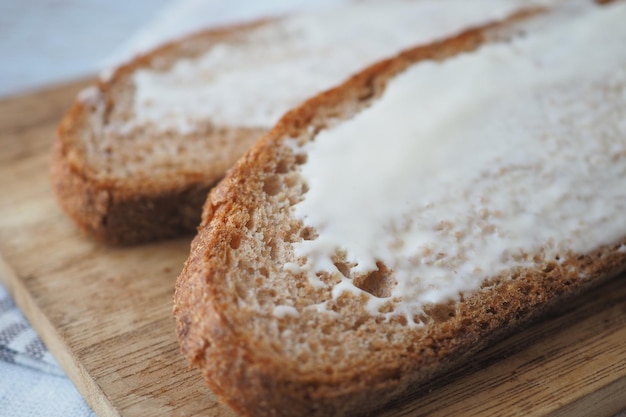 Crema de queso untada sobre pan fresco