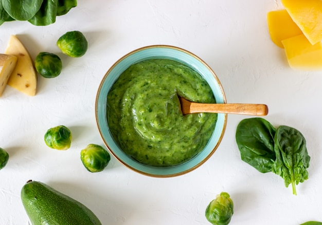 Foto crema de sopa con aguacate, espinacas y queso. alimentación saludable. fondo blanco