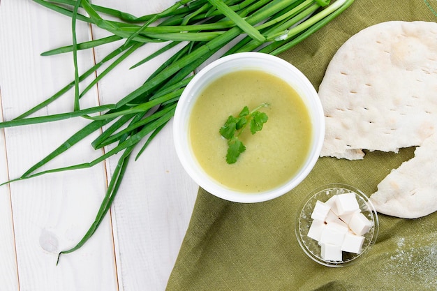 Crema de sopa de brócoli con queso feta y tortilla en recipientes sobre fondo blanco Dieta para llevar y comida saludable