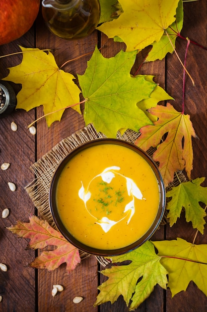 Crema de sopa de calabaza con salsa de crema agria. Víspera de Todos los Santos.