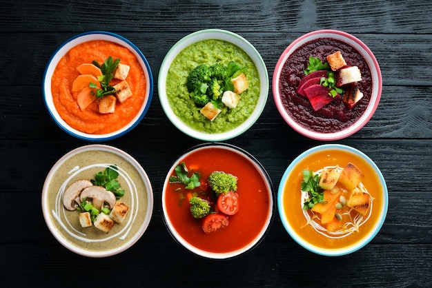 Crema de sopa de verduras de color Comida dietética Sobre un fondo negro Vista superior Espacio de copia libre