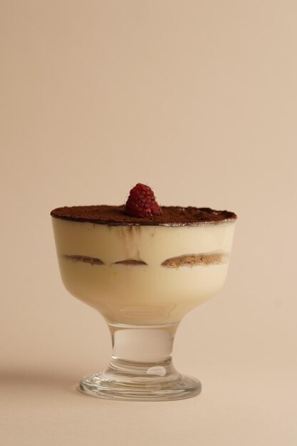 Crema de tiramisú con frambuesa y chocolate