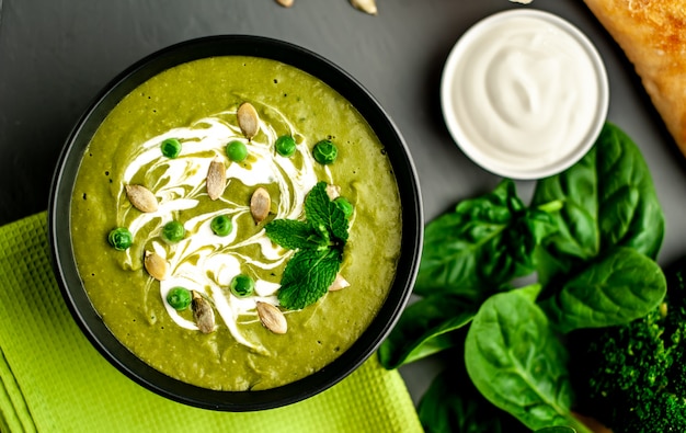 Crema verde de espinacas y brócoli. Fondo de hormigón o pizarra. El concepto de una dieta saludable y dieta.