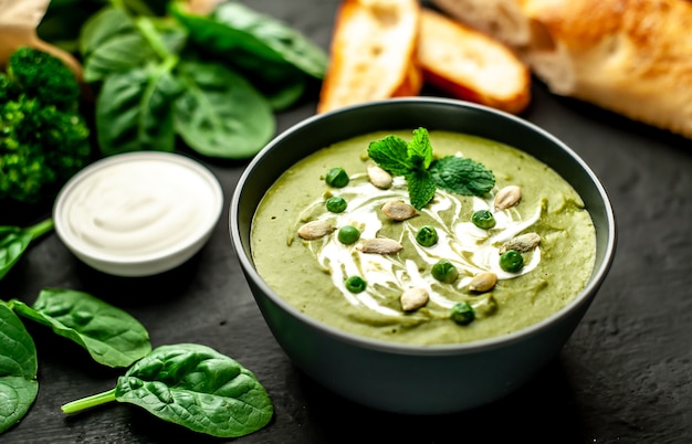 Crema verde de espinacas y brócoli. Fondo de hormigón o pizarra. El concepto de una dieta saludable y dieta.