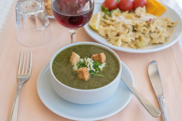 Crema verde de espinacas con picatostes de queso y perejil fresco