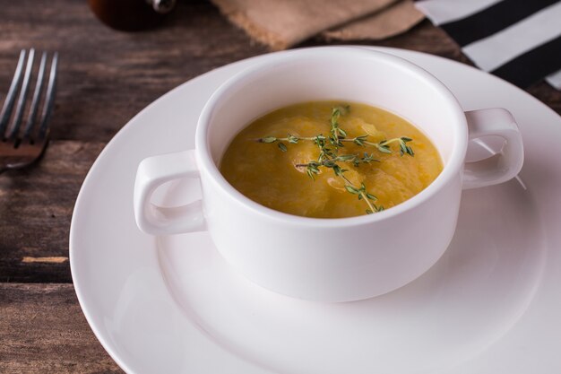 Crema de verduras con orégano en un plato blanco