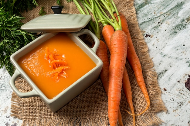 Crema de zanahoria en un tazón