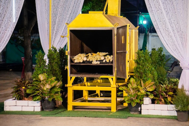 Foto crematorio tradición tailandesa con un fuego ardiendo en el ataúd