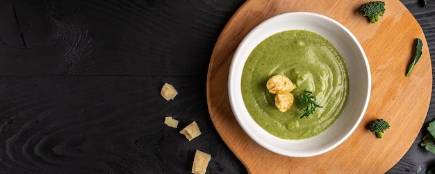 Creme aus grüner Gemüsesuppe Clean Eating Diät vegan vegetarisch gesundes Lebensmittelkonzept Draufsicht