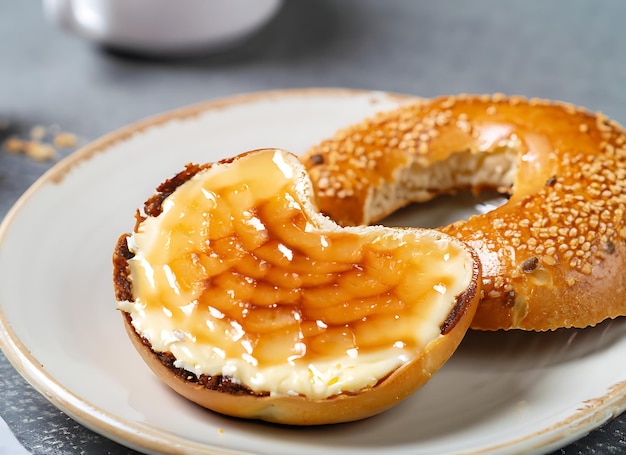 Creme brulee bagel recheio de queijo creme com crosta dourada e cobertura em plano de plano