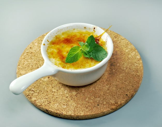 Creme brulee com hortelã