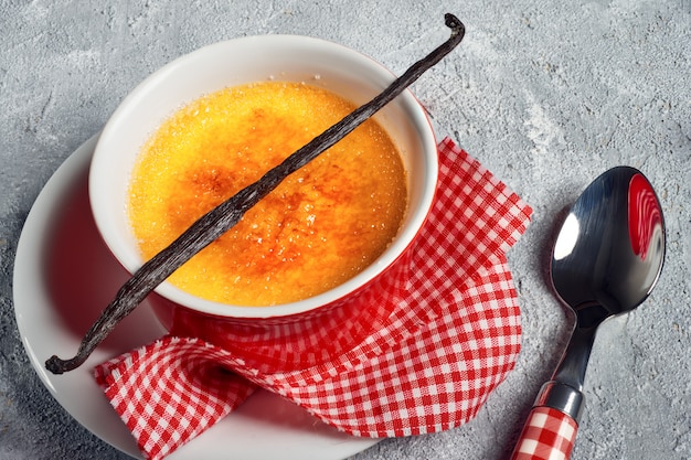 Creme brulée decorado com baunilha