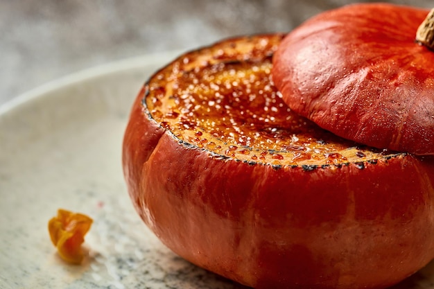 Crème Brûlée-Dessert im Kürbis gebacken. Selektiver Fokus, Nahaufnahme