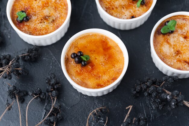 Creme brulee em uma tigela branca com crosta de açúcar. fotografia de estúdio. estilo sertanejo.