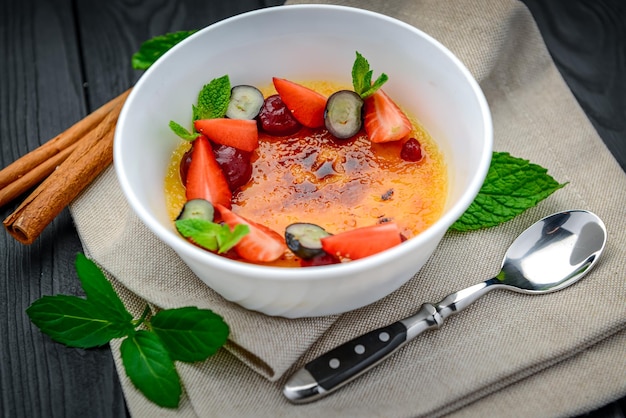 Creme brulee con frutas y bayas