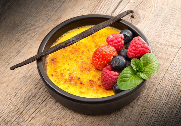 Creme Brulee mit Beeren