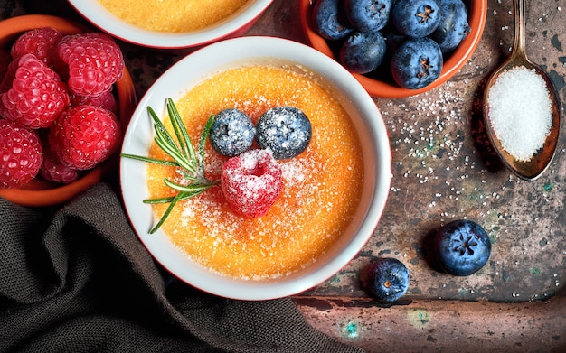 Creme Brulee mit Himbeeren und Heidelbeeren