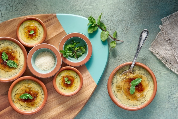 Creme brulee, o Crema Catalana, la variación española de este postre tradicional de natillas