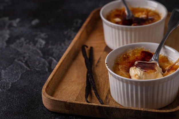 Creme brulee postre francés de crema de vainilla con azúcar caramelizado