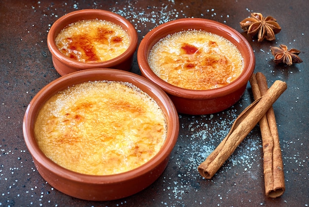 Creme Brullée (Creme Queimado, Creme Queimado) em Pratos de Cozimento Terracota